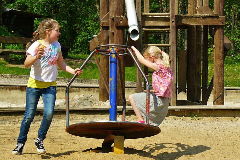 Kinder auf dem Spielplatz