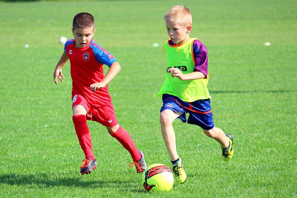 Kinder beim Fußballspielen